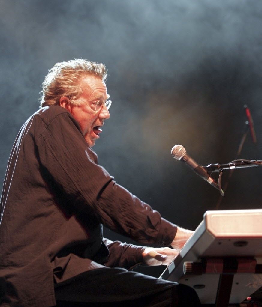 Manzarek toca piano na banda The Doors of the 21st Century durante show em São Paulo, em 2004 - REUTERS/Paulo Whitaker/Files