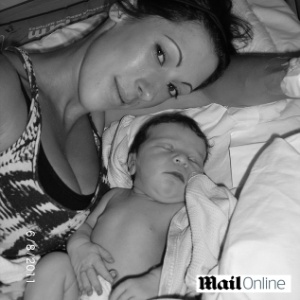 Michelle Palmer tinha perdido o cartão de memória há um ano. Entre as quase 300 fotos, estavam lembranças com a sua filha recém-nascida, Amber - Reprodução/Daily Mail