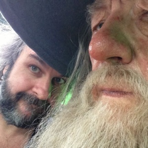 O diretor Peter Jackson e o ator Ian McKellen, que interpreta Gadalf nas trilogia "O Senhor dos Anéis" e "O Hobbit" - Reprodução/Facebook