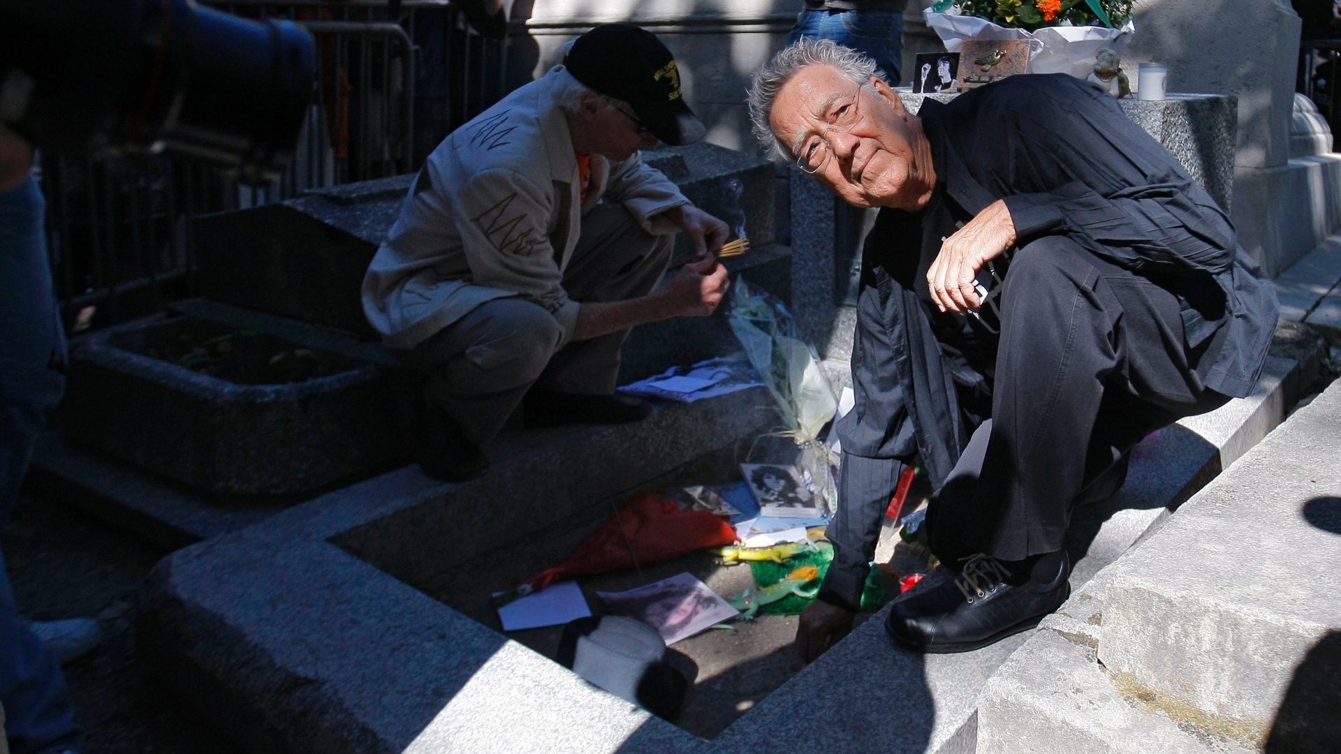 Ray Manzarek e Robby Krieger visitam túmulo de Jim Morrison no aniversário de 40 anos da morte do vocalista da banda The Doors. Morrison morreu em Paris aos 27 anos em 1971 vítima de um ataque cardíaco - REUTERS/William Brown