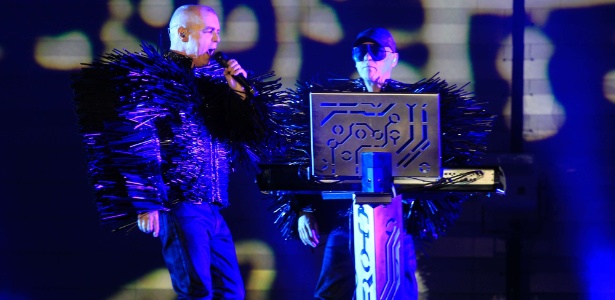 13.mai.2013 - Neil Tennant canta enquanto Chris Lowe remixa as faixas "One More Chance/Face Like That" em show da turnê "Electric" em Santiago, no Chile - Divulgação