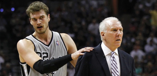 Tiago Splitter ganhou a confiança do técnico Gregg Popovich e se firmou como titular dos Spurs - REUTERS/Mike Stone