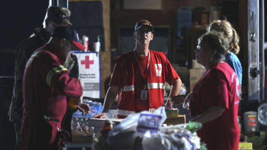 Foto de 2013 mostra membros da Cruz Vermelha em distribuição de alimentos em Moore, nos EUA, após passagem de tornado - Ed Zurga/Efe