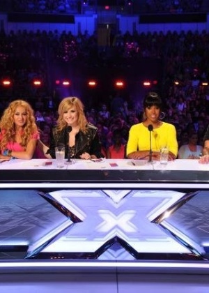 O novo grupo de jurados do "The X Factor" é formado por Paulina Rubio, Demi Lovato, Kelly Rowland e Simon Cowell - Reprodução/Facebook - Reprodução/Facebook