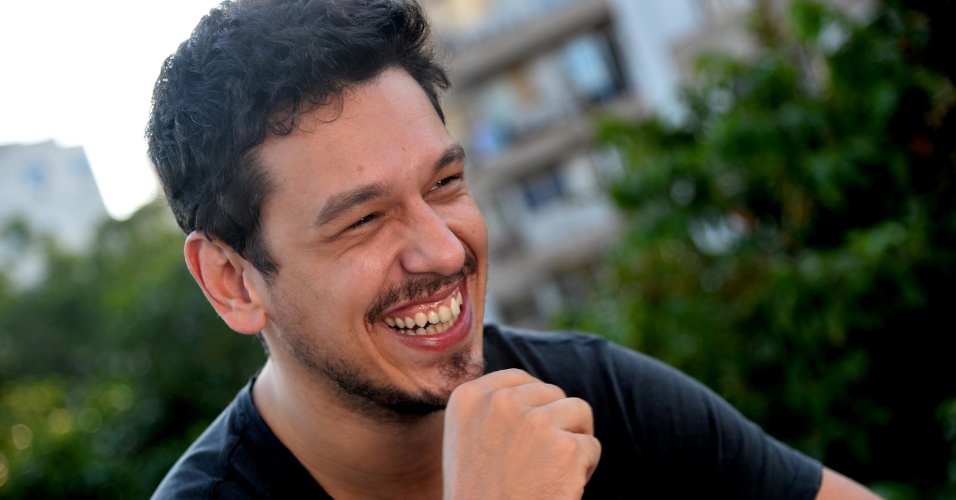 20.mai.2013 - João Vicente de Castro dá entrevista na Porta dos Fundos, na zona sul do Rio