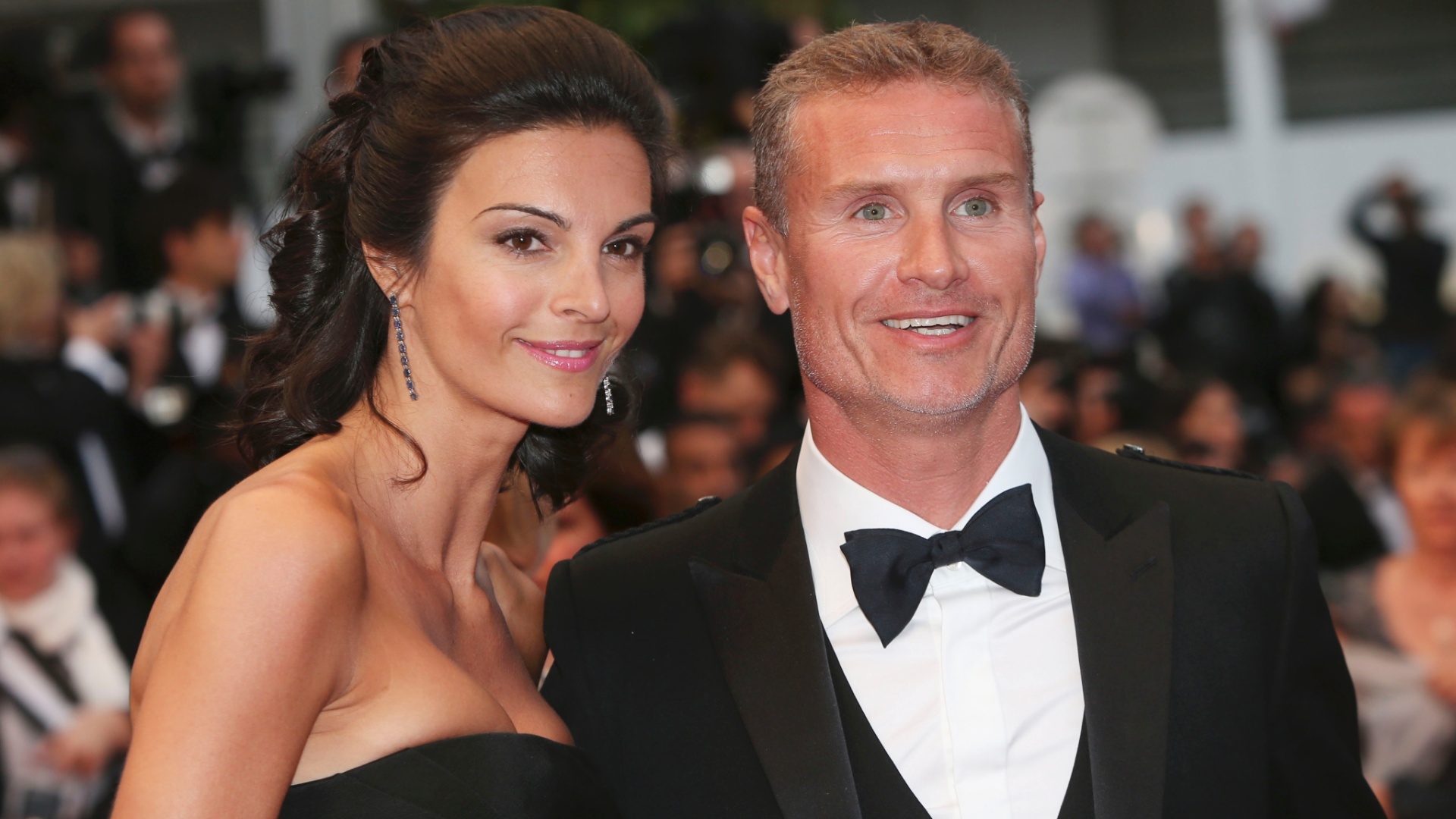 22.mai.2013 - Ex-piloto de Fórmula 1 David Coulthard prestigia o Festival de Cannes ao lado da mulger, Karen Minier - Joel Ryan/Invision/AP