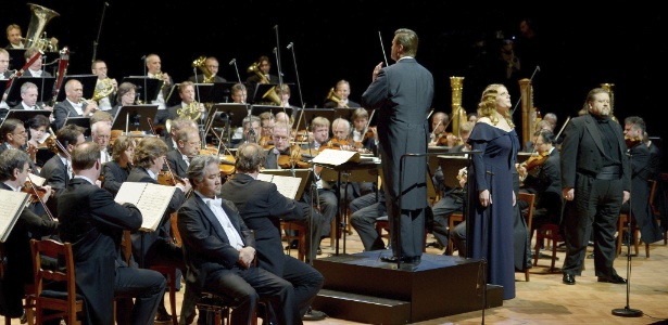 O diretor da orquestra alemã Christian Thielemann dirige a orquestra durante um concerto em comemoração aos 200 anos do nascimento do compositor Richard Wagner (1813-1883), em Bayreuth - David Ebener/EFE