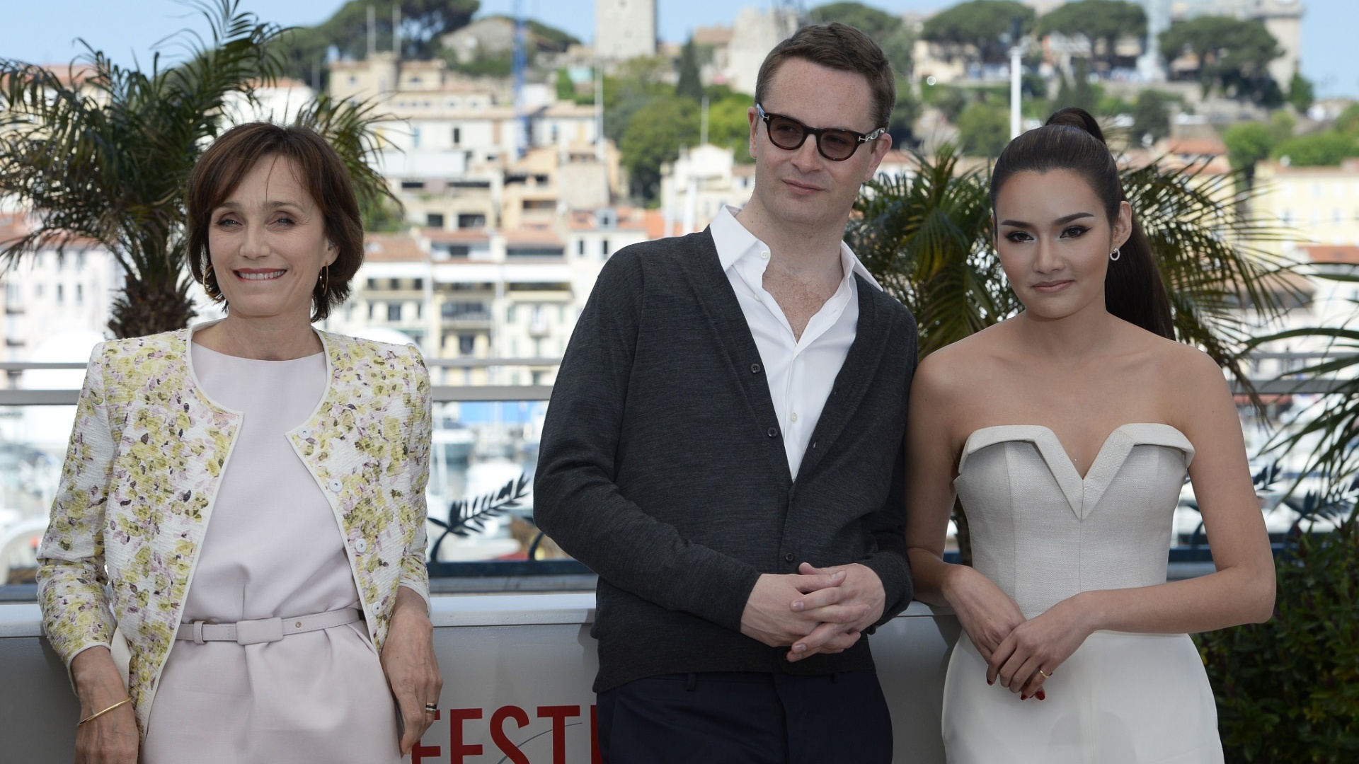 22.mai.2013 - O diretor Nicolas Winding Refn (centro) e as atrizes Kristin Scott Thomas e Rhatha Phongam divulgam o filme "Only God Forgives" no Festival de Cannes. Ryan Gosling, protagonista do filme, era esperado em Cannes, mas não foi divulgar o filme porque está nos EUA rodando seu primeiro longa como diretor, "How to Catch a Monster". Exibido no festival, "Only God Forgives" recebeu vaias e aplausos da plateia - Anne-Christine Pouloujat/AFP