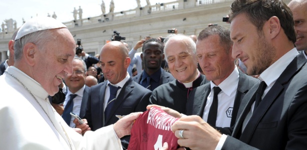 22.mai.2013 - Papa Francisco ganha camisa da Roma das mãos do capitão do time Francsco Totti em visita ao Vaticano
