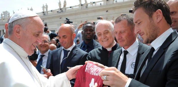 Papa Francisco recebe camisa da Roma das mãos do "xará" Francesco Totti - Handout/Osservatore Romano via Reuters