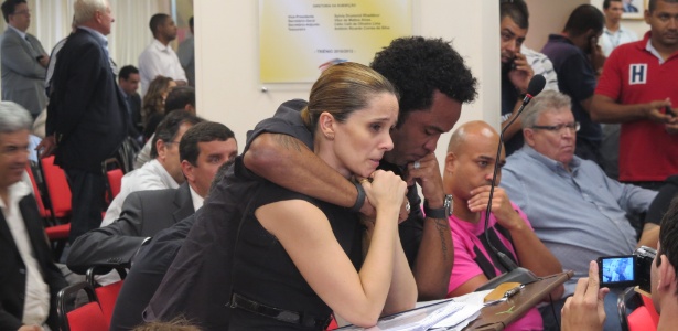 Luciana Lopes chora abraçada ao meia Carlos Alberto com o anúncio da absolvição - Vinicius Castro/ UOL Esporte