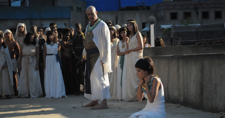 Em "José do Egito", Azenate (Maytê Piragibe), desiste de se tornar uma sacerdotisa