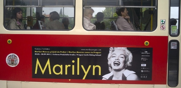 Exposição sobre Marilyn Monroe em Praga é anunciada em ônibus da cidade. A estreia estava prevista para o dia 29 de maio, mas as imagens foram roubadas - AFP PHOTO / MICHAL CIZEK 