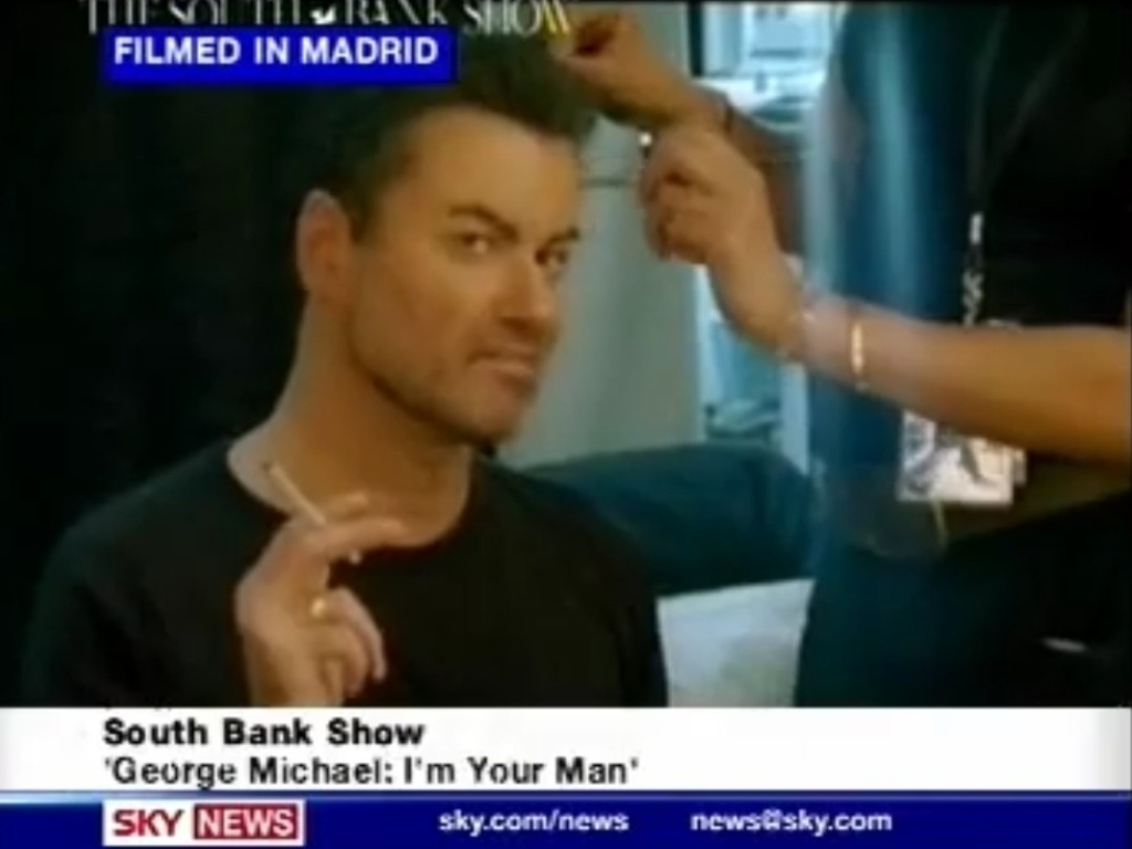 George Michael fuma cigarro de maconha em entrevista para emissora de TV - Reprodução/Youtube