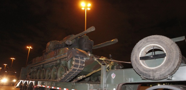Tanques antiaéreos são levados para o parque de manutenção do Exército, em Deodoro