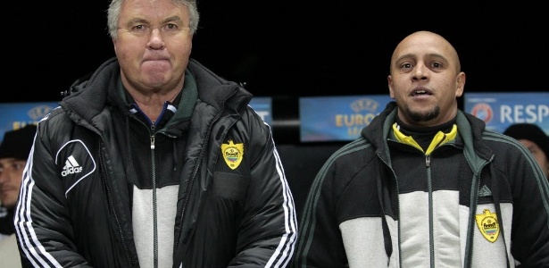 Guus Hiddink trabalhou no Anzhi Makhachkala com o ex-lateral esquerdo Roberto Carlos  - FP PHOTO/GRAHAM STUART