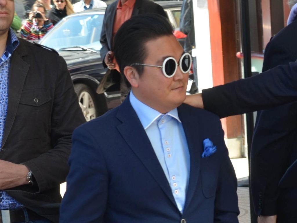 20.mai.2013 - "Falso Psy" engana fotógrafos e famosos em eventos do Festival de Cannes - HWH/Black Sheep/Honopix