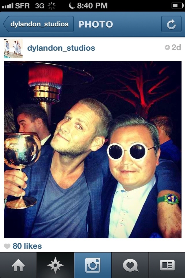 20.mai.2013 - O empresário Scooter Braun também tirou foto com o homem que se passou por Psy em Cannes - Reprodução/Instagram