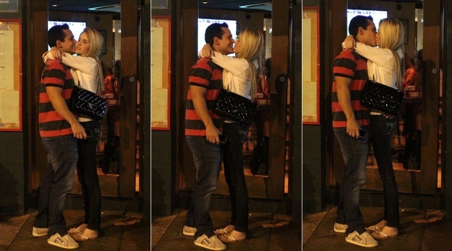 22.mai.2013 - Bárbara Evans trocou beijos com o empresário Leonardo Conrado em um restaurante da zona sul do Rio. A modelo completou recentemente 22 anos. Leonardo é ex-namorado da atriz Nívea Stelmann