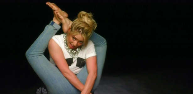 Shakira faz contorcionismo e coloca os pés atrás da cabeça