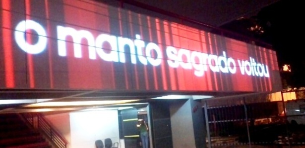 Projeção realizada pela Adidas na fachada principal da sede do Flamengo, na Gávea - DIvulgação