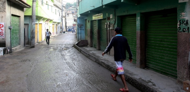 Houve reforço no policiamento nas entradas que desembocam na região da favela - Guilherme Pinto/Agência O Globo