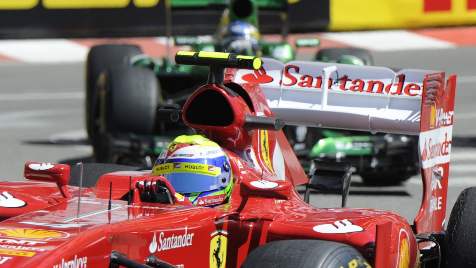23.mai.2013 - Felipe Massa pilota sua Ferrari pelas ruas do principado de Mônaco durante treinos livres - Boris Horvat/AFP