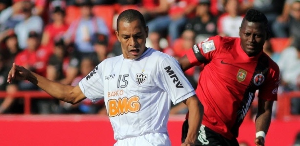 Zagueiro Gilberto Silva conhece bem o atacante Ignácio Scocco, destaque do Newells - AFP PHOTO/RAMIRO FUENTES