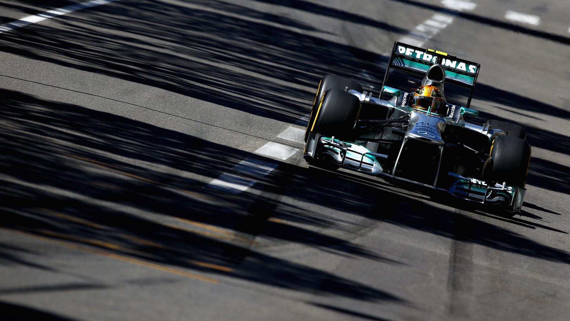 23.mai.2013 - Lewis Hamilton acelera sua Mercedes pelo circuito de rua de Monte Carlo nos treinos livres para o GP de Mônaco - Clive Mason/Getty Images