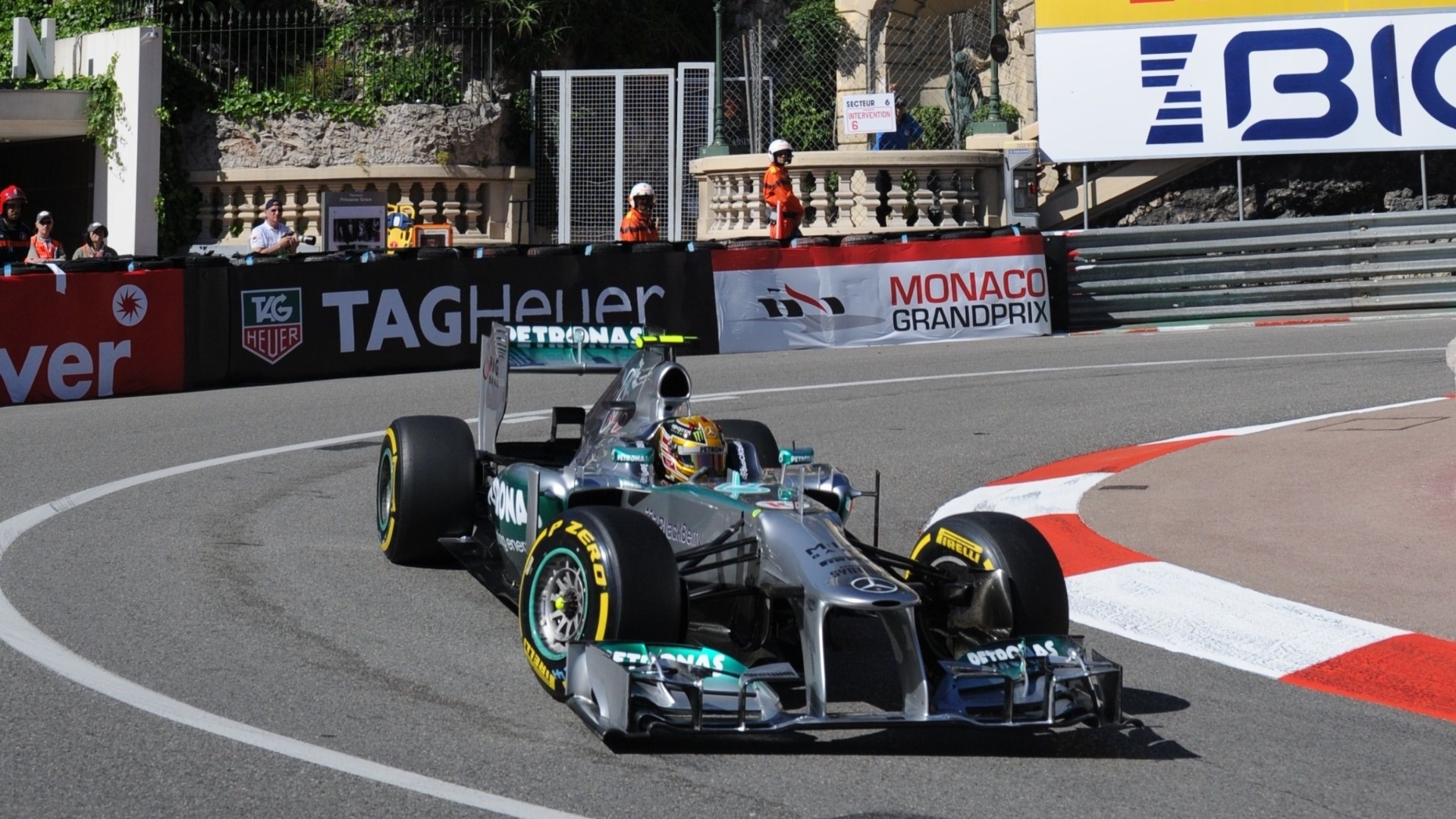 23.mai.2013 - Lewis Hamilton contorna uma das curvas do circuito de rua de Monte Carlo durante os treinos livres para o GP de Mônaco - Boris Horvat/AFP