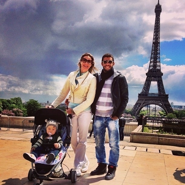 23.mai.2013 - Luana Piovani viaja com o filho e o marido para Paris