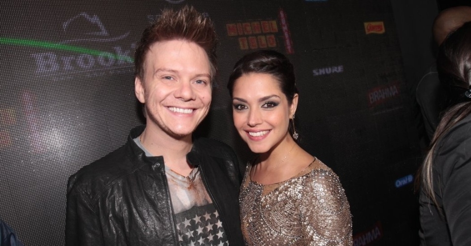 23.mai.2013 - Michel Teló com a namorada Thais Fersoza antes de seu show em casa noturna de São Paulo - Léo Franco/AgNews