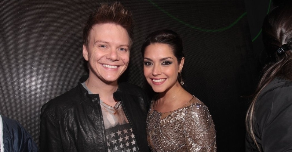 23.mai.2013 - Michel Teló com a namorada Thais Fersoza antes de seu show em casa noturna de São Paulo - Léo Franco/AgNews