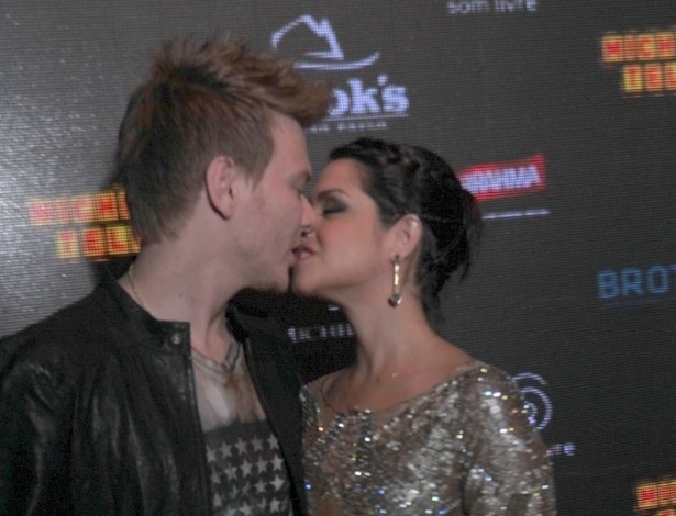 23.mai.2013 - Michel Teló com a namorada Thais Fersoza antes de seu show em casa noturna de São Paulo - Léo Franco/AgNews