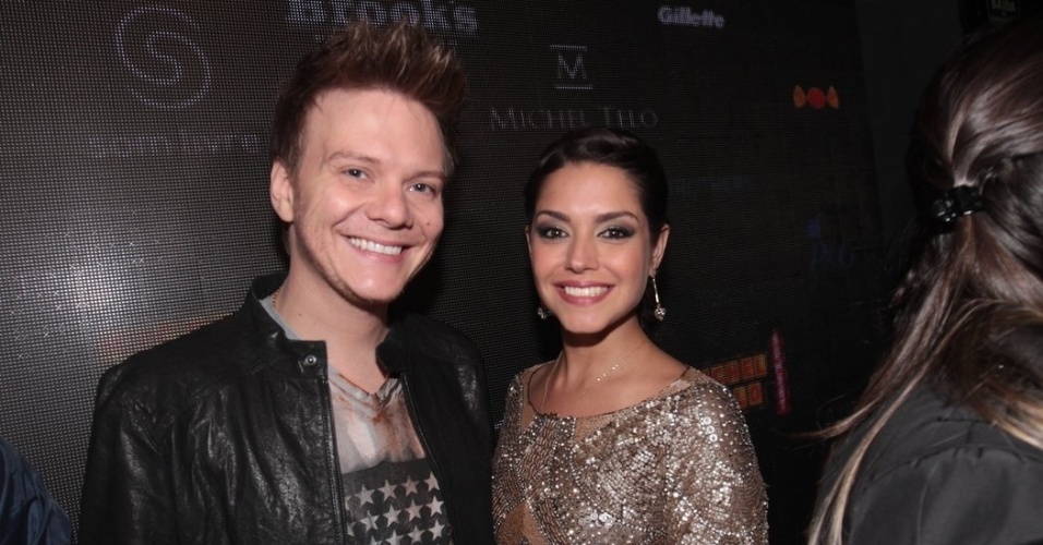 23.mai.2013 - Michel Teló com a namorada Thais Fersoza antes de seu show em casa noturna de São Paulo - Léo Franco/AgNews