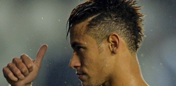 Neymar tem contrato com o Santos até o meio de 2014, mas pode ir para o Barcelona - AFP PHOTO / Nelson ALMEIDA 