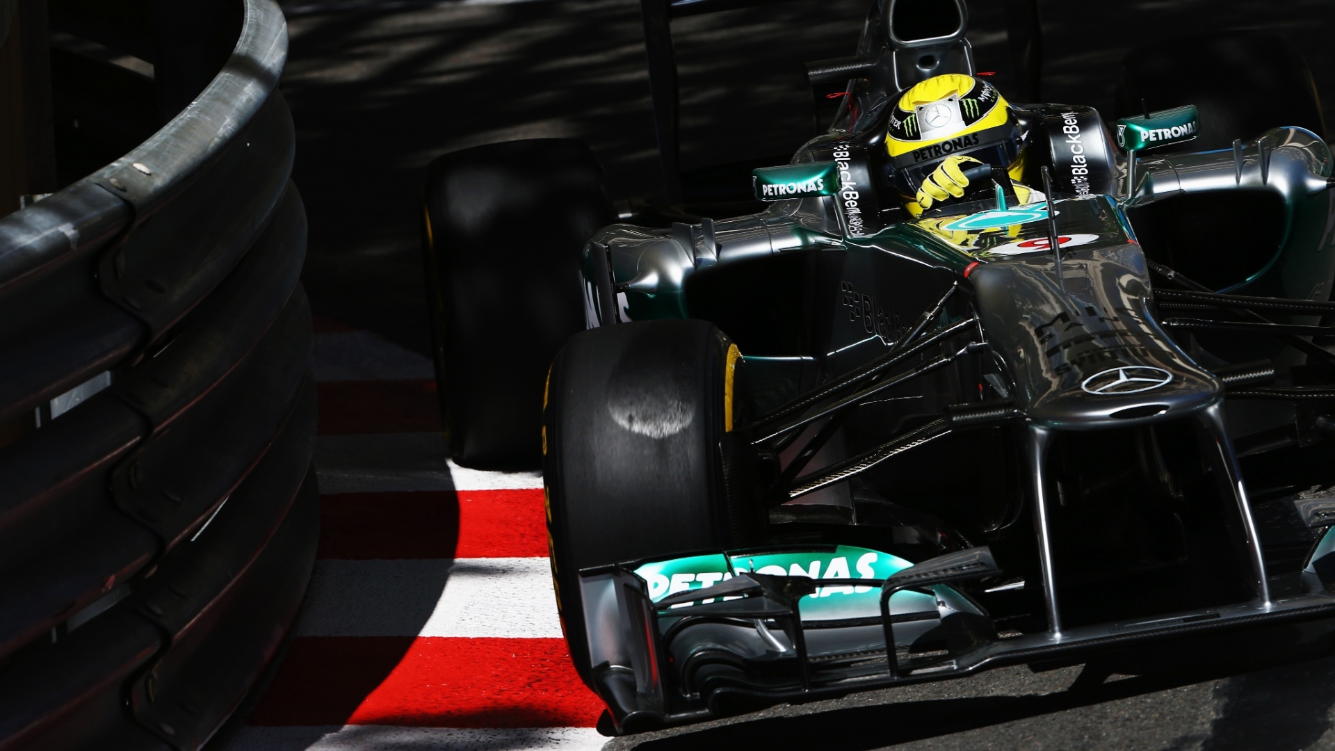 23.mai.2013 - Nico Rosberg contorna uma das curvas do circuito de rua de Monte Carlo durante os treinos livres para o GP de Mônaco - Clive Mason/Getty Images