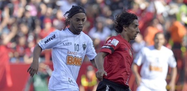 Ronaldinho Gaúcho está fora do jogo em Curitiba e retornará a Belo Horizonte - AFP PHOTO/OMAR TORRES