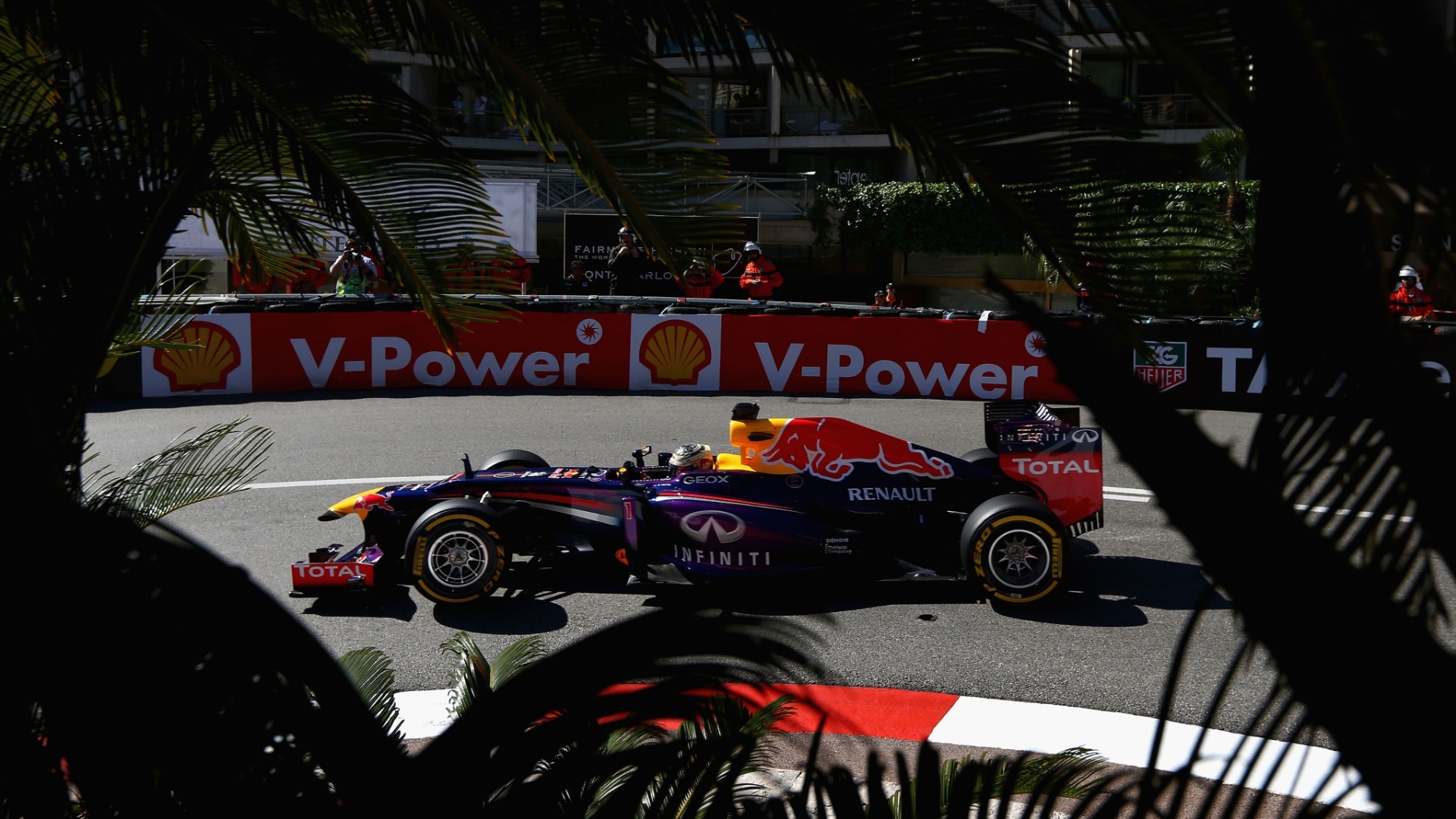 23.mai.2013 - Sebastian Vettel conduz sua Red Bull pelo circuito de rua de Monte Carlo durante os treinos livres para o GP de Mônaco - Clive Mason/Getty Images