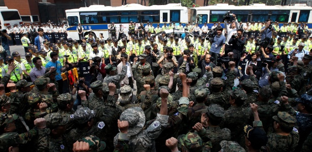 Veteranos de guerra sul-coreanos protestam contra declarações de Toru Hashimoto - Jeon Heon-Kyun/Efe