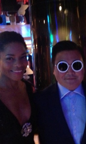 A atriz  Naomie Harris, de "Operação Skyfall", tirou foto com homem que se passou por Psy e publicou a foto no Twitter - Reprodução/Twitter