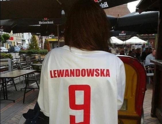 Anna Stachurska é noiva do artilheiro Robert Lewandowski  - Reprodução/Twitter