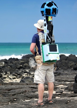 Daniel Orellana, da Fundação Charles Darwin, coleta imagens do litoral da Ilha de Galápagos com mochila equipada com câmeras do Google. A ideia é que as imagens sejam disponibilizadas, em breve, pelo serviço Street View - AP Photo/Google