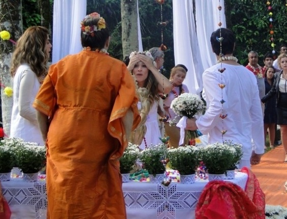 Em "Sangue Bom", Bárbara Ellen causa rebuliço no casamento de Tina e Vitinho