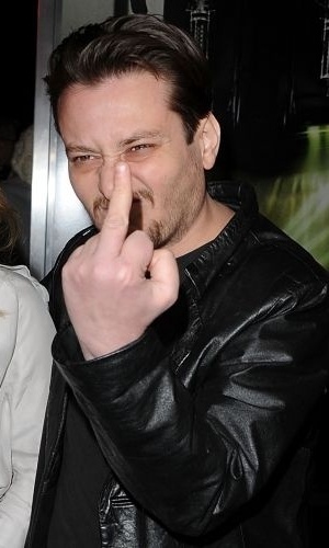 10.jan.2011 - O ator Edward Furlong, de "O Exterminador do Futuro 2", mostra o dedo médio para os fotógrafos ao chegar à première de "O Besouro Verde", em Hollywood