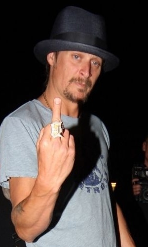 22.jun.2010 - O cantor Kid Rock mostra o dedo médio para os fotógrafos ao sair de um clube noturno em Londres