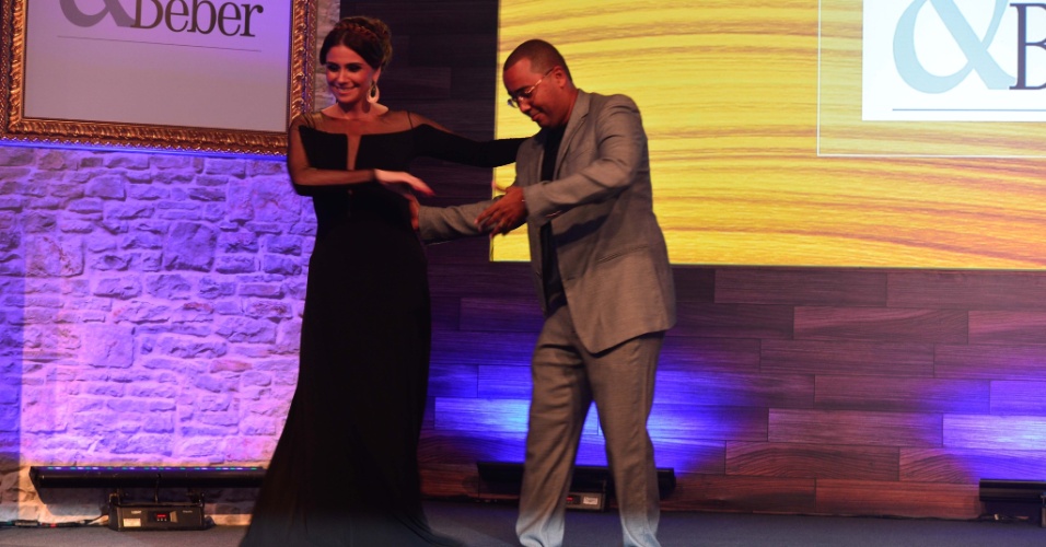 23.mai.2013 - Giovanna Antonelli e Dudu Nobre dançam na cerimônia do prêmio "Comer & Beber", da revista "Veja Rio", no Pier Mauá, Rio de Janeiro
