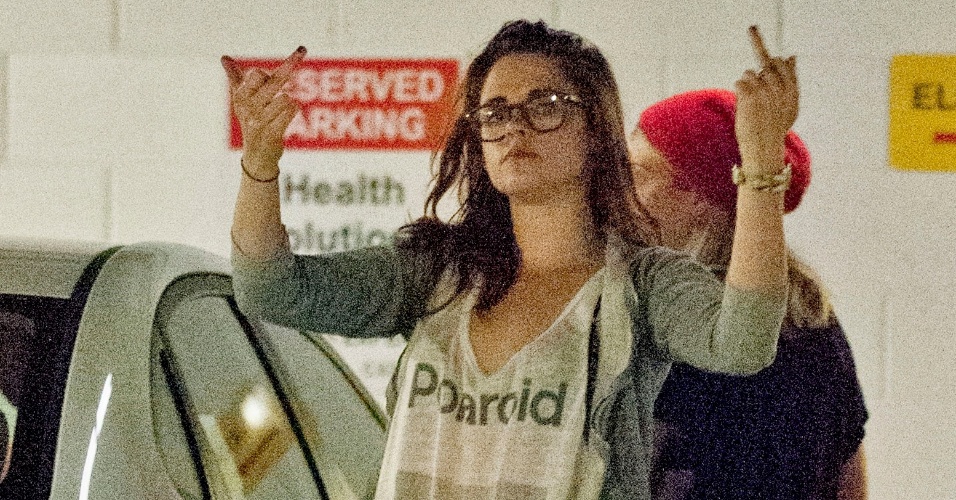 23.mai.2013 - Kristen Stewart exibe toda a sua classe e bom humor ao mostrar o dedo médio para os fotógrafos ao sair de um salão de depilação com uma amiga em Studio City, Califórnia