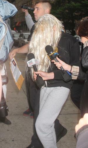 24 mai.2013 - Amanda Bynes deixa a prisão usando peruca loira
