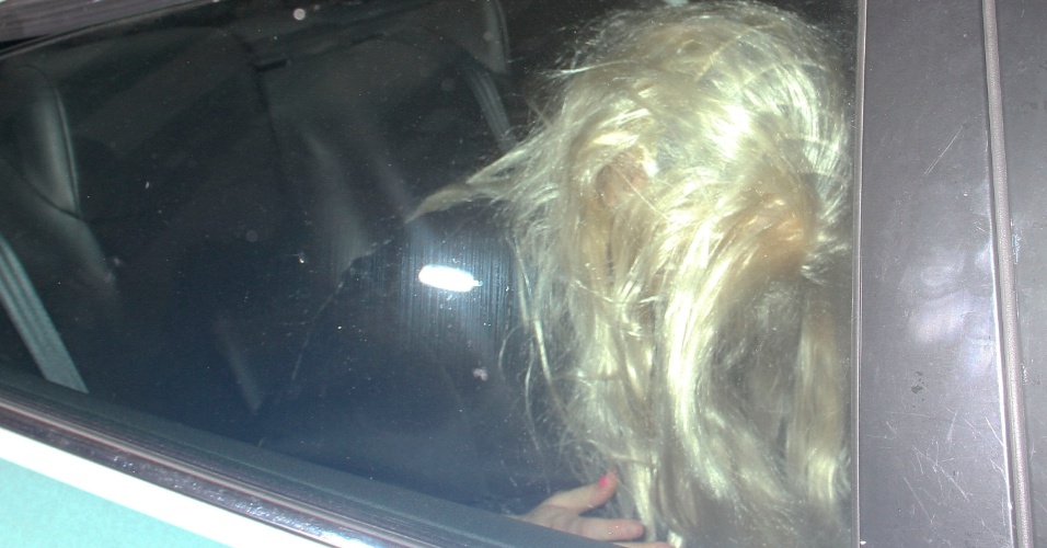 24 mai.2013 - Amanda Bynes deixou a prisão usando peruca